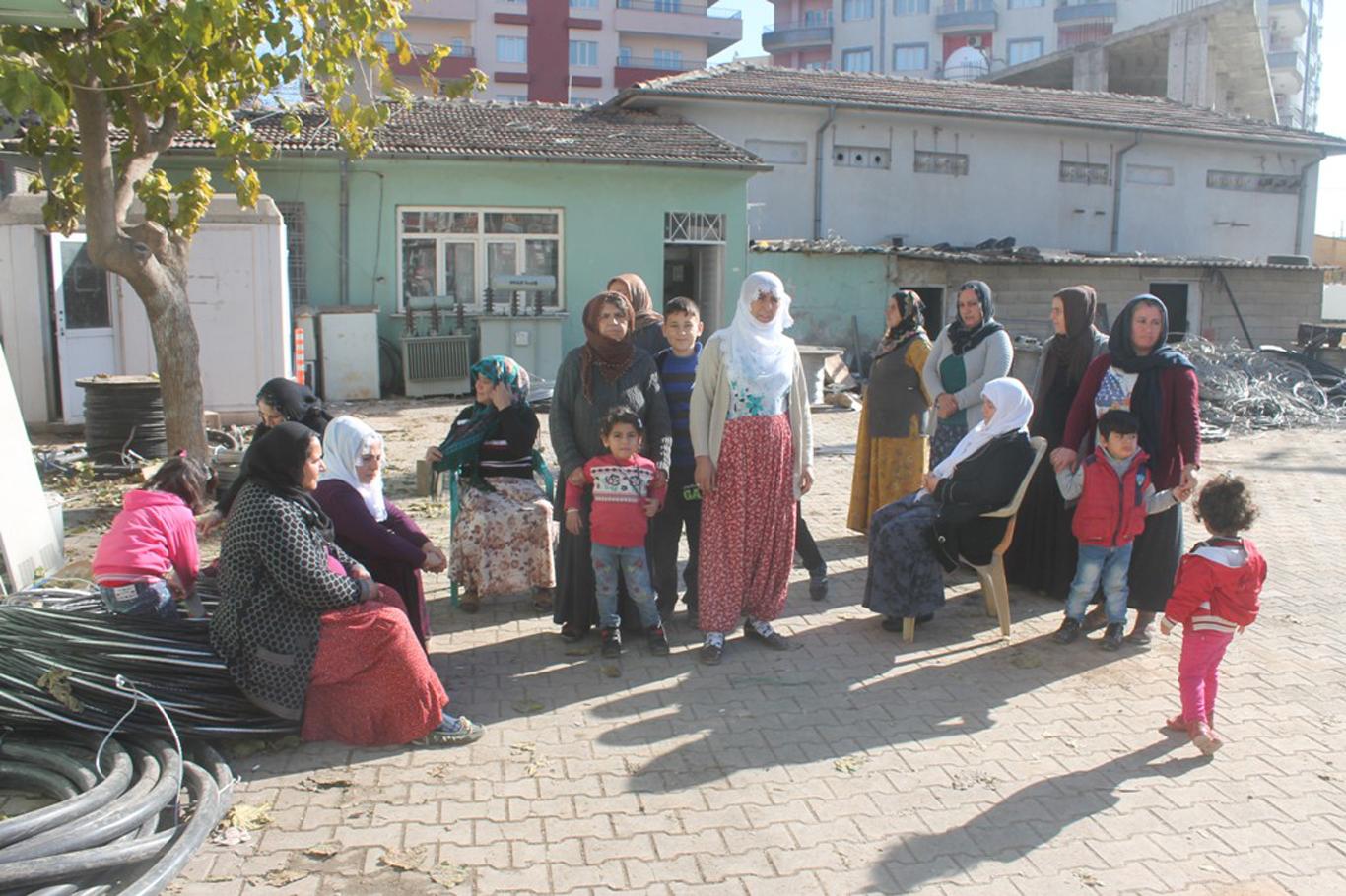 Elektrik kesintisinden bıkan kadınlar DEDAŞ’ta oturma eylemi yaptı 